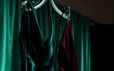 Elegante Abendgarderobe mit fließendem Stoff