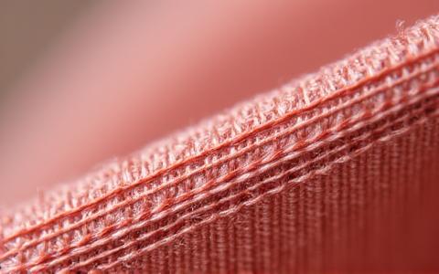 Detailaufnahme von Stofftextur und Naht